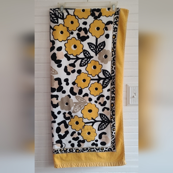 Rare Retired Go Wild Vera Bradley Beach Towel 66"L x 33"W Geat Condition - Picture 1 of 3